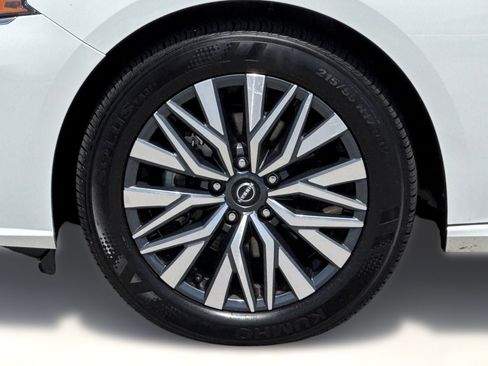 Used 2025 Nissan Altima 2.5 SV FWD image 11