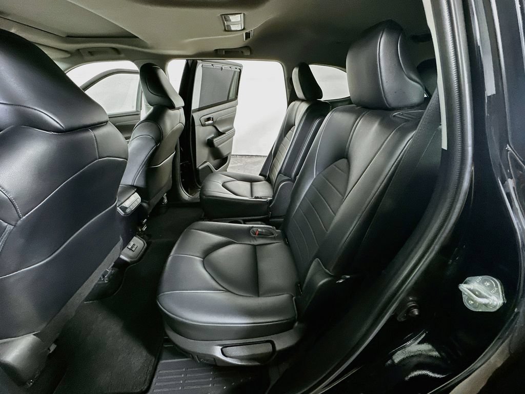 Used 2022 Toyota Highlander XLE AWD/4WD image 17