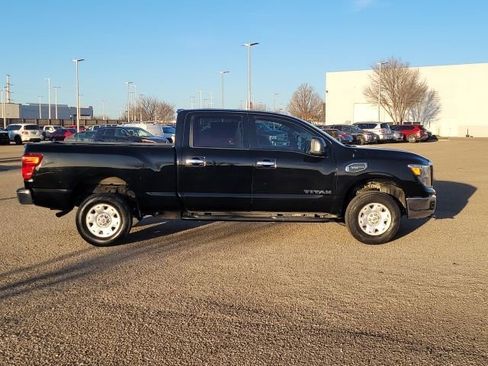 Used 2017 Nissan Titan SV image 5