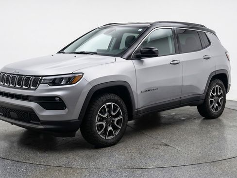 Used 2025 Jeep Compass Trailhawk AWD/4WD image 3