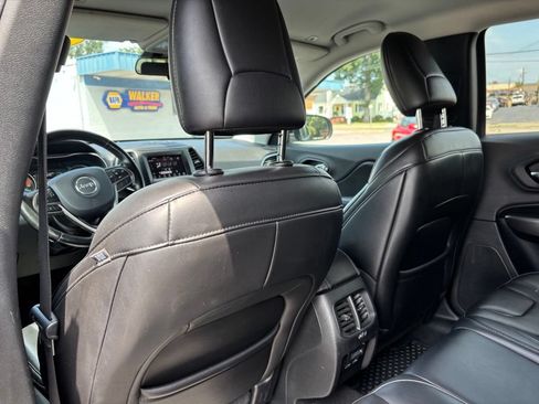Used 2019 Jeep Cherokee Latitude Plus w/ Cold Weather Group AWD/4WD image 14