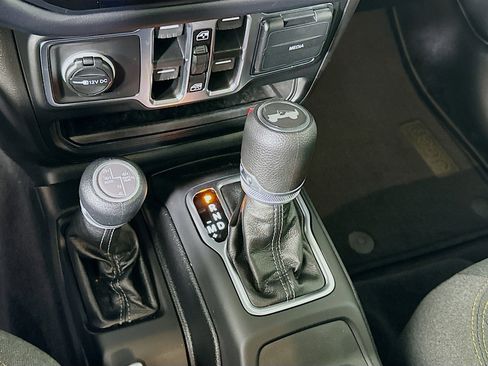 Used 2025 Jeep Wrangler Sahara image 24