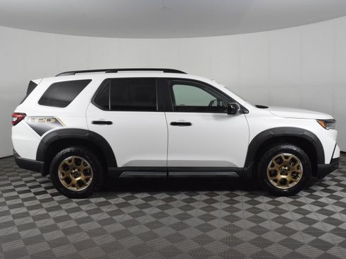 Used 2024 Honda Pilot TrailSport image 5