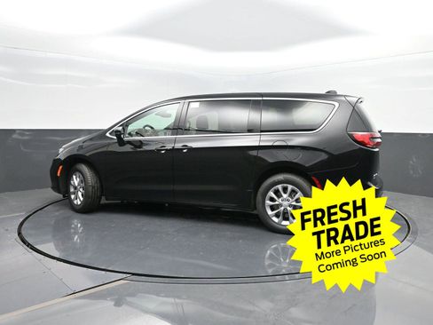 Used 2025 Chrysler Pacifica Select w/ Uconnect Theater Family Group image 39