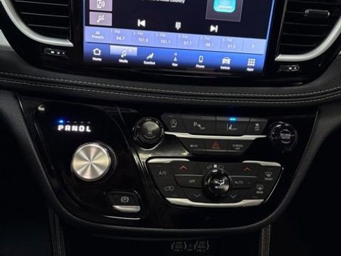 Certified 2025 Chrysler Pacifica Limited image 16