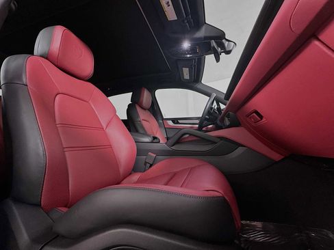 Certified 2025 Porsche Cayenne image 29