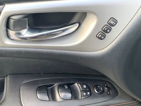 Used 2020 Nissan Pathfinder SL image 12