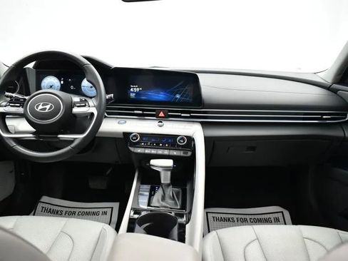 Used 2025 Hyundai Elantra Limited image 18