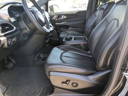 Used 2025 Chrysler Pacifica Select image 11