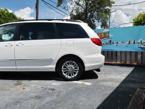 Used 2010 Toyota Sienna XLE Limited w/ XLE Limited Pkg 2 FWD image 9