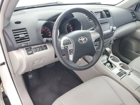 Used 2012 Toyota Highlander SE w/ Tow Pkg image 19