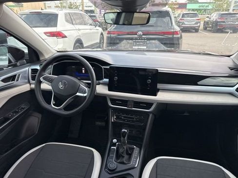 Used 2025 Volkswagen Taos SE w/ Panoramic Sunroof Package image 12