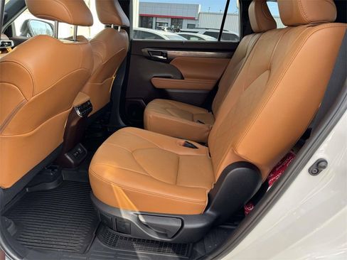Used 2020 Toyota Highlander Limited Platinum image 17