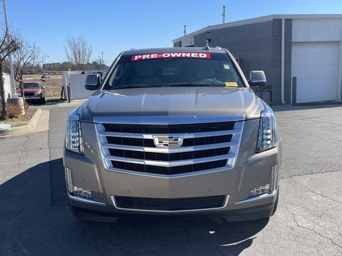 Used 2019 Cadillac Escalade Luxury image 2