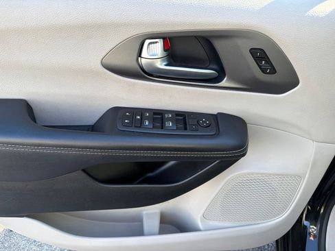 Used 2023 Chrysler Pacifica Touring-L FWD image 20