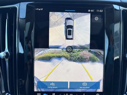 Certified 2025 Volvo XC60 B5 Plus AWD/4WD image 18