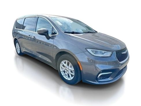 Used 2023 Chrysler Pacifica Touring-L FWD image 2