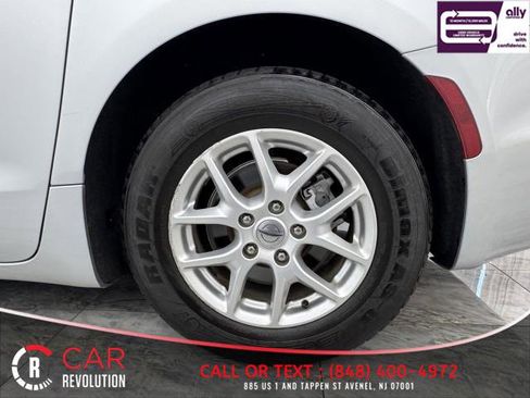 Used 2022 Chrysler Pacifica Touring-L image 14