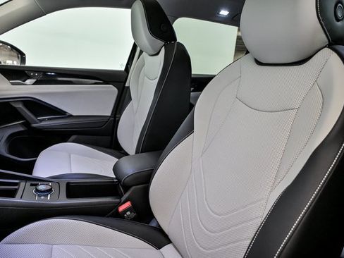 Used 2025 Volkswagen Tiguan SE w/ Panoramic Sunroof Package image 12