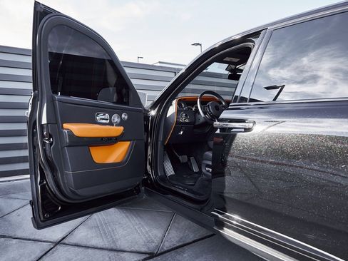 Used 2022 Rolls-Royce Cullinan Black Badge w/ Dark Exterior Package image 32