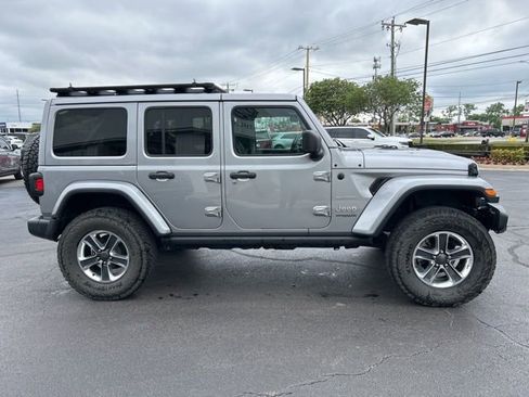 Used 2019 Jeep Wrangler Unlimited Sahara w/ Cold Weather Group AWD/4WD image 6