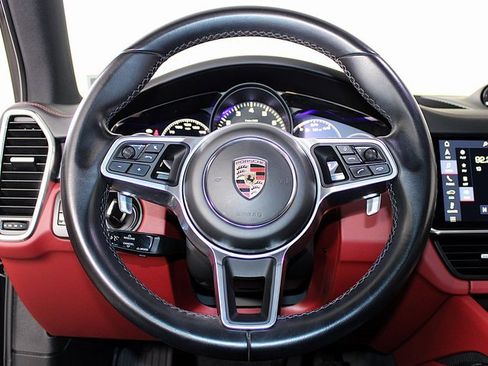 Used 2020 Porsche Cayenne image 17