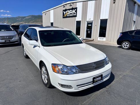 Used 2001 Toyota Avalon XLS FWD image 1