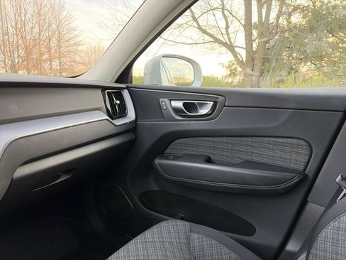 Used 2022 Volvo XC60 B5 Momentum image 25