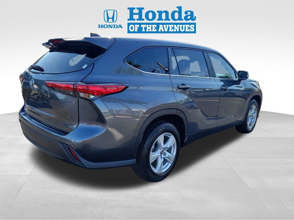 Used 2023 Toyota Highlander L FWD image 4