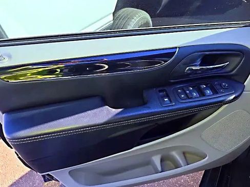 Used 2017 Dodge Grand Caravan SXT image 9