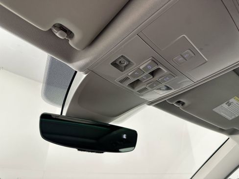 Used 2022 Volkswagen Tiguan SE w/ Panoramic Sunroof Package image 18