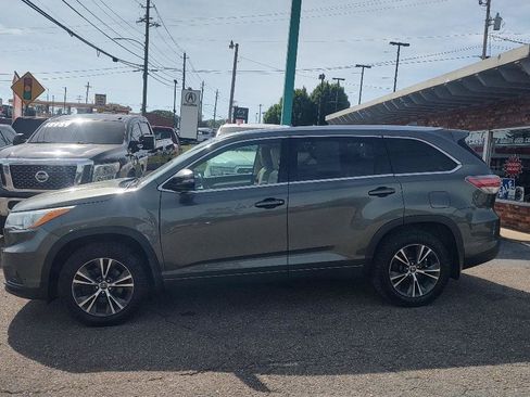 Used 2016 Toyota Highlander XLE w/ Four Season Floor Mat Package AWD/4WD image 4