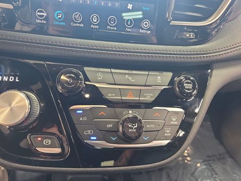 Used 2020 Chrysler Pacifica Limited FWD image 21