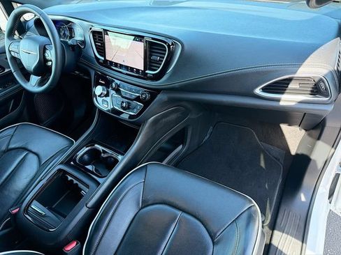 Used 2025 Chrysler Pacifica Limited FWD image 33