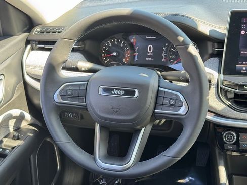 Used 2022 Jeep Compass Latitude image 21