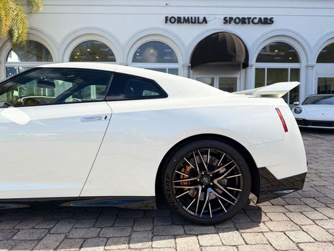Used 2024 Nissan GT-R Premium w/ Premium Interior Package image 23