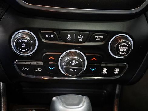 Used 2020 Jeep Cherokee Trailhawk image 22