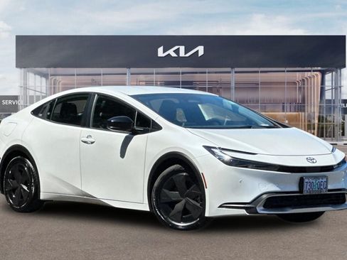 Used 2024 Toyota Prius Prime FWD image 2