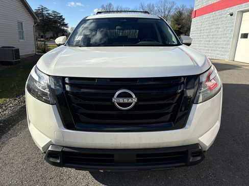 Used 2024 Nissan Pathfinder SV w/ Black Appearance Package image 9