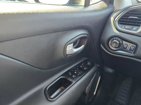 Used 2023 Jeep Renegade Latitude w/ Sun/Sound Group AWD/4WD image 34