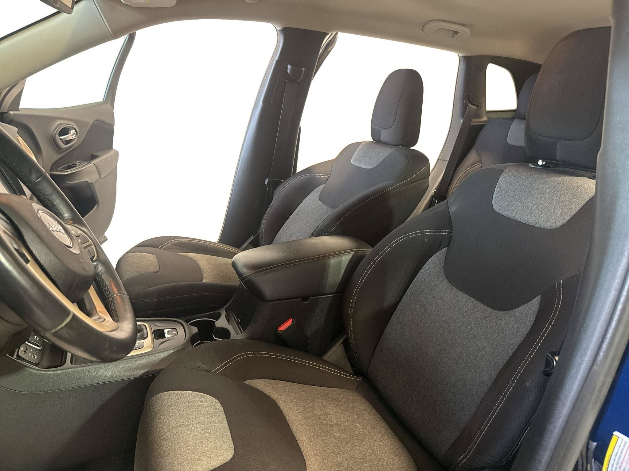Used 2014 Jeep Cherokee Latitude w/ Cold Weather Group FWD image 16