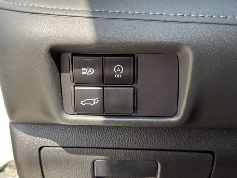 Used 2023 Toyota Highlander LE image 24