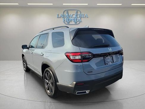 Used 2024 Honda Pilot Sport image 3