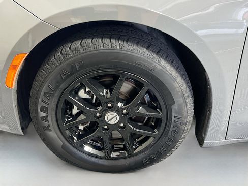 Used 2023 Chrysler Pacifica Touring-L image 13