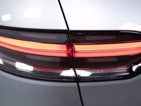 Certified 2026 Porsche Macan AWD/4WD image 19