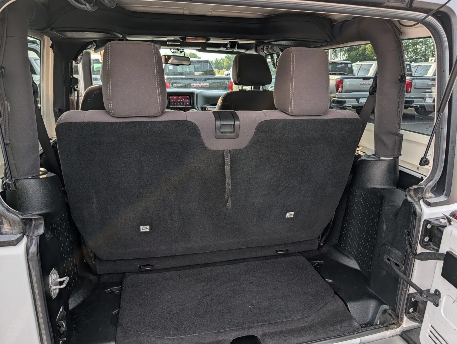 Used 2018 Jeep Wrangler Sahara w/ Connectivity Group AWD/4WD image 19
