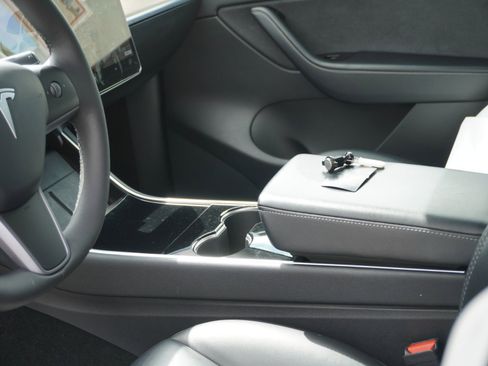 Used 2021 Tesla Model Y Long Range image 21