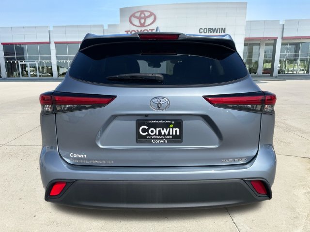 Used 2021 Toyota Highlander XLE AWD/4WD image 4