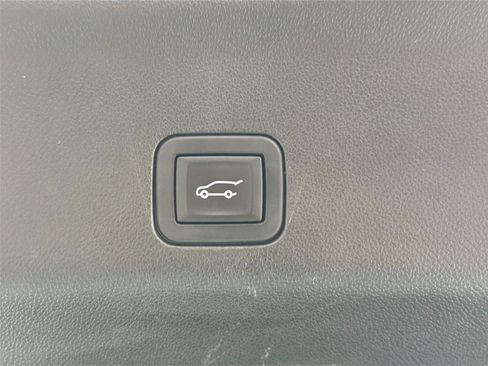 Used 2024 GMC Yukon XL SLT image 39