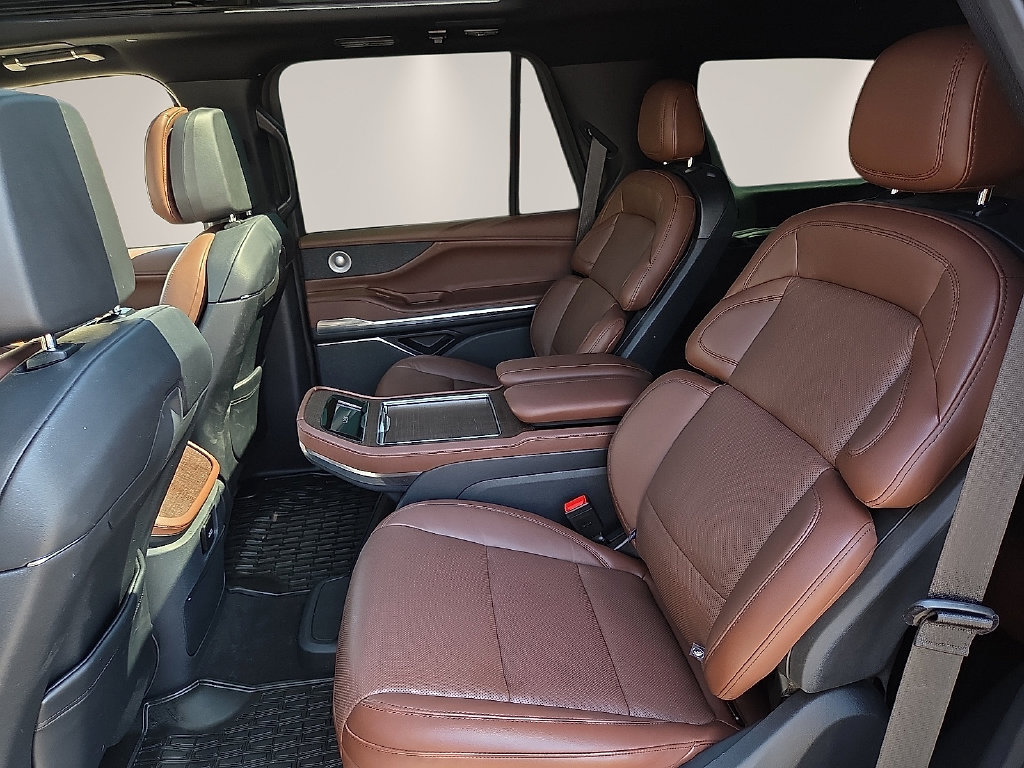 Used 2025 Lincoln Navigator Reserve AWD/4WD image 12